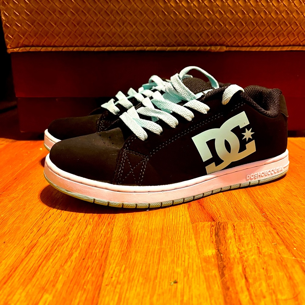DC Shoes Youth Gaveler Size 6 Skate Shoes Black Leather Green  Sneakers